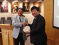 澳門大學副校長何順文教授(右)向大學通識教育部主任張燦輝教授(左)致送紀念品
